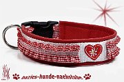 Halsbänder mit Bestickung
